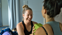 Zwei Teilnehmerinnen der Yogalehrer Ausbildung 2022 von the yoga place in Zürich am lachen