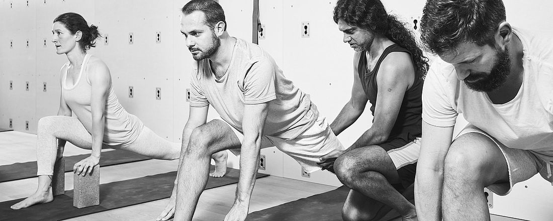 Joey korrigiert einen Teilnehmer im Yoga Studio in Zürich. 