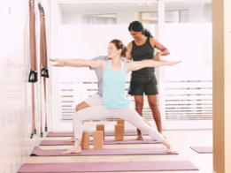 Joey korrigiert Teilnehmer in Virabhadrasana 1